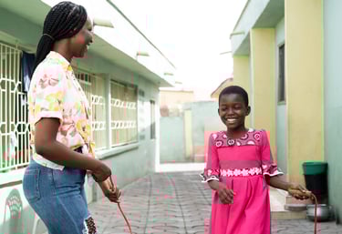 Une maman jouant avec sa fille pour garder la bonne humeur. Tolanda, suivi scolaire