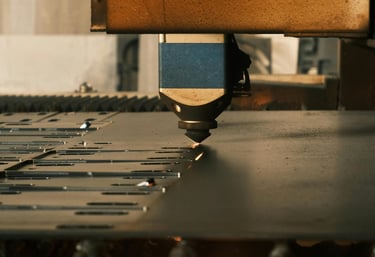 Laser de fibra cortando chapa