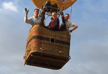 Nacelle de montgolfière F-GROY avec passagers qui font signe au revoir