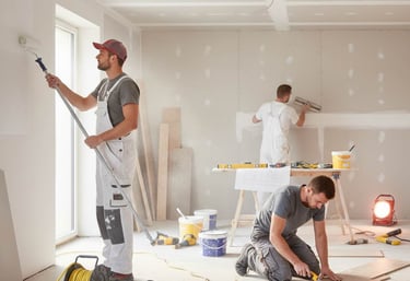 verschiedene Gewerke renovieren einen Raum
