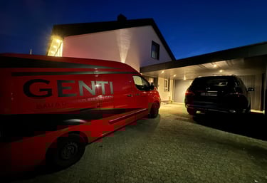 genti bau bus vor schick beleuchtetem Haus