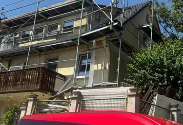 ein altes Haus , vor dem ein Gerüst steht. 