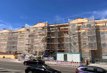 ein eingerüstetes Haus, eine große Baustelle