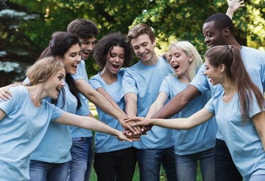 Groupe d'adultes qui se prend la main