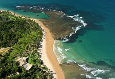 a beach with a sandy beach and a sandy beach in Taipu de Fora, Brazil
