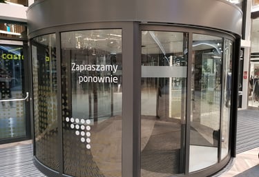 drzwi obrotowe w galerii handlowej z naklejkami