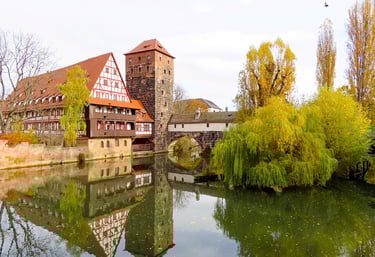 Weinstadel und Henkersteg in Nürnberg mit Blick über die Pegnitz