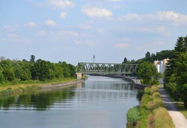 Blick auf den Kanal und die Eisenbahnbrücke in Fürth mit Spazierweg
