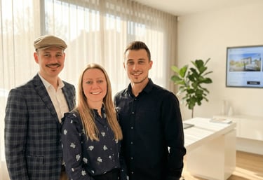 Team von Reidelbach Immobilien mit Manuel Reidelbach, Roman Toponar und Katja Müller im Büro in Fürth