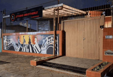 Fachada noturna do Studio Brothers estúdio de gravação em Porto Alegre