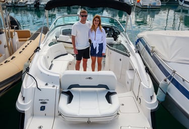 Miquel y Daniela en el barco de Mallorca In Blue, excursiones náuticas desde Alcudia