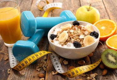 Une alimentation saine avec fruits et du sport avec des haltères