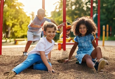 niños jugando en la arena