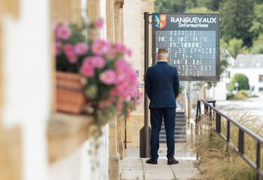Marié attendant sa future épouse pour la découverte devant la mairie de Ranguevaux.