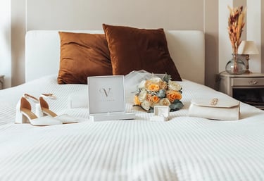 Accessoires de la mariée disposés de façon élégante sur un lit pendant les préparatifs.
