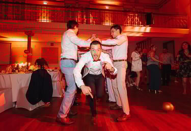 Invité qui s’amuse et danse sur la piste de soirée, ambiance festive et chaleureuse.