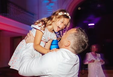 Papa et sa fille qui partagent un moment complice sur la piste de danse pendant la soirée de mariage