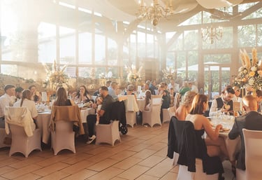 Salle de réception à l’auberge de la Klauss baignée par la lumière dorée du coucher de soleil,.