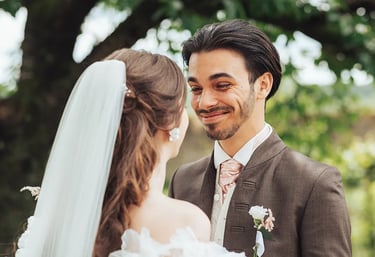 First Look d'Anaïs et Lucas, un instant d'émotion avant leur mariage.