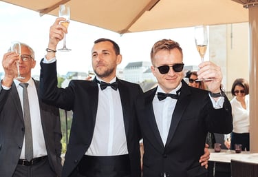 Franck et Guillaume levant leurs verres lors de leur mariage civil à Luxembourg.