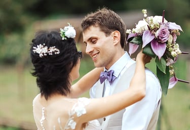 Miranda et Louis en séance couple à domicile le jour de leur mariage.