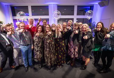 Når vi griner af os selv, gør vi os mindre sårbare. Latter fjerner bekymringer