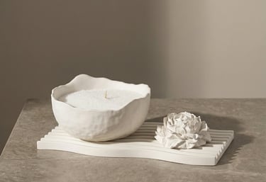 Rankų darbo smėlio vaško žvakė su banguotu padėkliuku ir bijūno dekoru