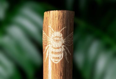 Détail gravure poignée bâton de marche en bois naturel