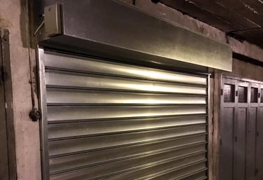 Grille de protection motorisé pour magasin.