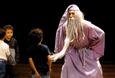 Espetáculo Histório de Lobos (Grupo S.V. Lab. de teatro) com o Mago a conversar coma as crianças do público