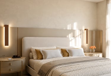 Projeto residencial de suíte com iluminação indireta,tons neutros e interiores sofisticados da Telia