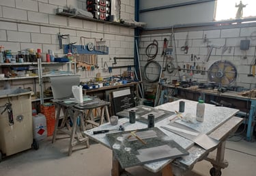 rincón del taller de arte funerario de mármoles salces