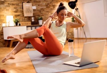 Mulher fazendo aula de pilates online