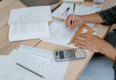 طالب في المرحلة الجامعية يذاكر مادة الرياضيات