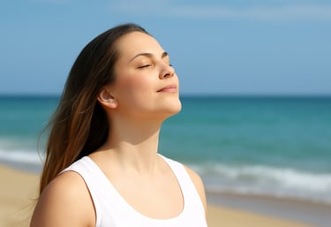 Mujer respirando en la playa