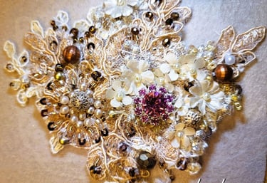 Magnifique broche or et mauve créée par JC Gal pour Perles de Soi