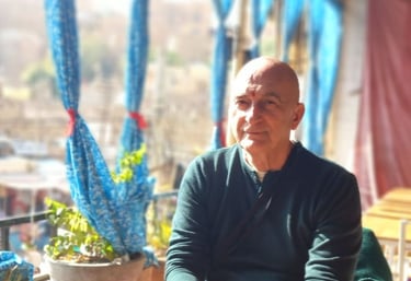 Jean Claude Gal cherchant l'inspiration en Inde pour ses créations artisanales en broderie perlée Perles de Soi
