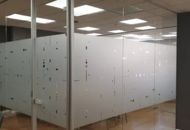 Mampara en cristal laminado, puerta en vidrio templado y lámina de vinilo diseño exclusivo.