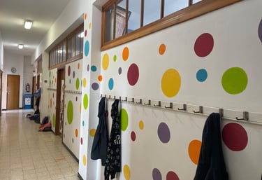 Image représentant les jolis couloirs colorés de l'école