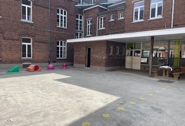 image représentant une partie de la cour de récréation, ses jeux et son préau