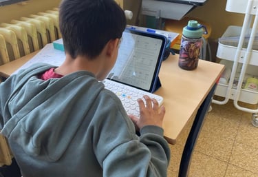 iamge d'un élève utilisant l'iPad et un clavier adapté