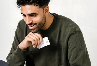 Un homme assis à une table avec une carte de crédit