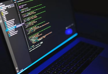 Un écran d'ordinateur portable montrant un logiciel de codage