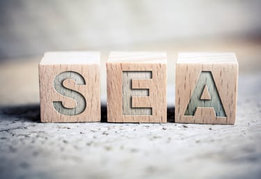 un bloc en bois avec les lettres SEA dessus