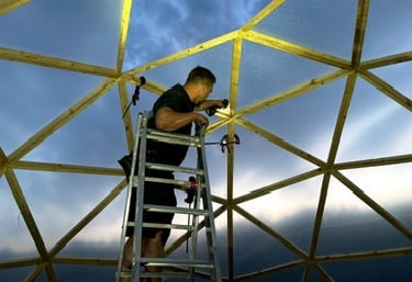 Handwerker beim Aufbau eines Geodoms