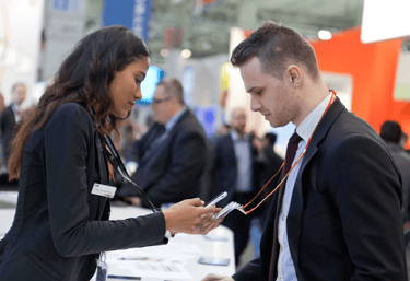 Customer servise staff helping a attendee