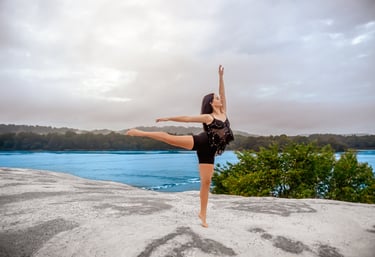 Lancaster PA senior picture photographer. Photo of senior pictures in white cliffs with a dancer
