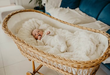 Bébé dans couffin en osier – photo naissance à domicile Gard