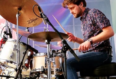 Drumleraar Stefan van de Brug achter zijn Drumstel op Parkpop in Den Haag