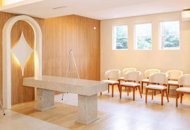 A imagem mostra a sala de velório do cemitério araçá com design moderno